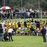 Les joueurs de Printse-Nendaz et de Young Boys posent ensemble en fin de match : symbole de la fête populaire vécue samedi à Beuson.